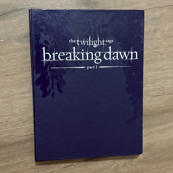 Twilight Other - Twilight Saga Breaking Dawn part 1 DVD set with collectible prop flower Like New